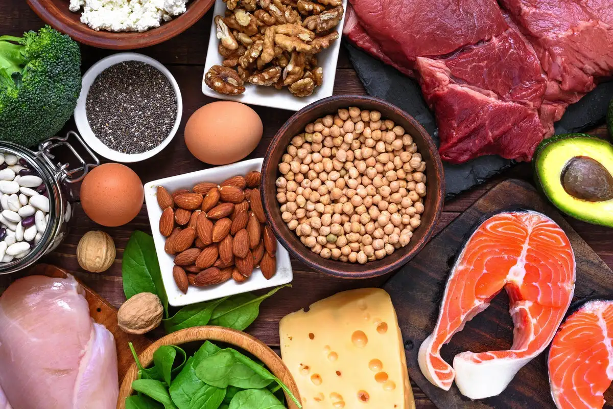 7 étel, amitől 30 nap alatt eltűnik a karod „integető zsírja” – és tényleg működik