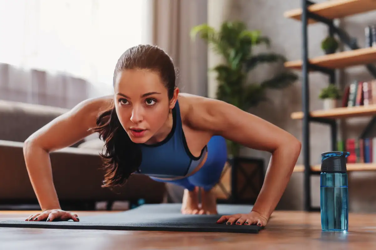 Súlyok nélkül is komoly izmokat építhetsz otthon: a 10 legjobb saját testsúlyos gyakorlat és a teljes rutin