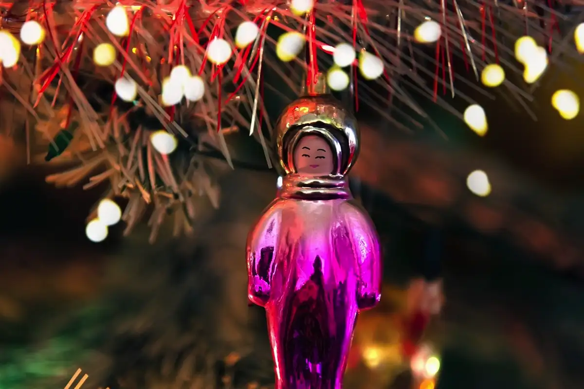 7 meghökkentő dolog, amit régen karácsonyfára akasztottak – szerencsére ma már nem tesszük