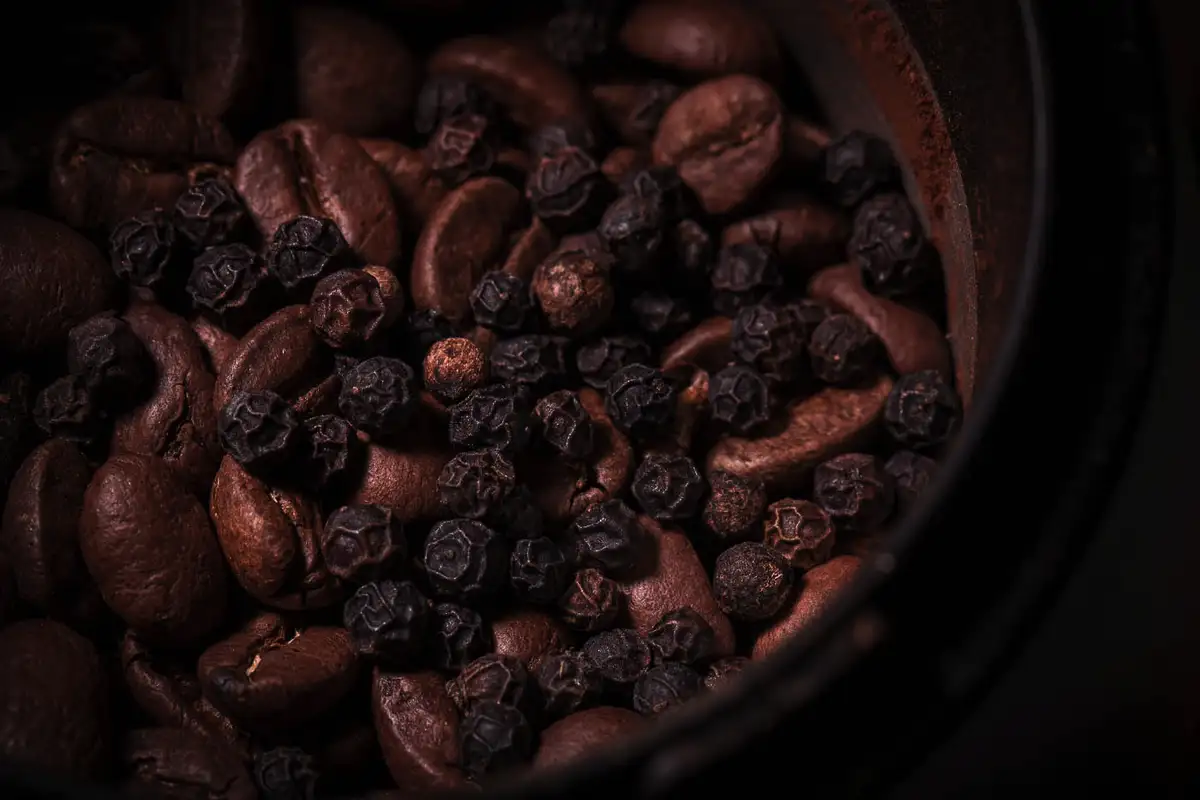 Miért tesznek most mindenki feketéborsot a kávéba: a trükk, amitől gyorsabban égeted a zsírt és jobban emésztesz
