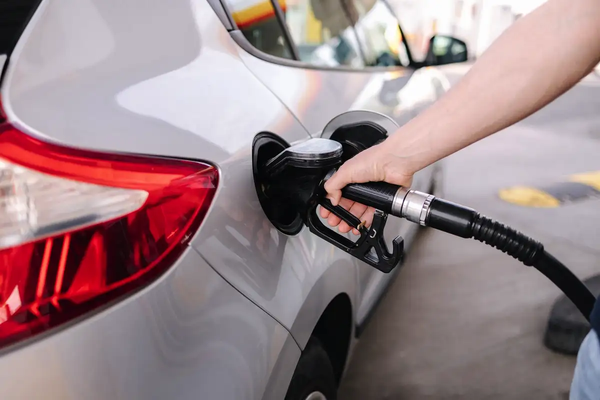 Így fogyaszd 20-40%-kal kevesebb benzint – egyszerű trükkök, amik tényleg működnek, és veszélyes baromságok, amiket kerülj el