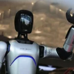 Kínai humanoid robot döntötte meg a világrekordot: 106 km gyaloglás megállás nélkül – és még poénkodott is a végén