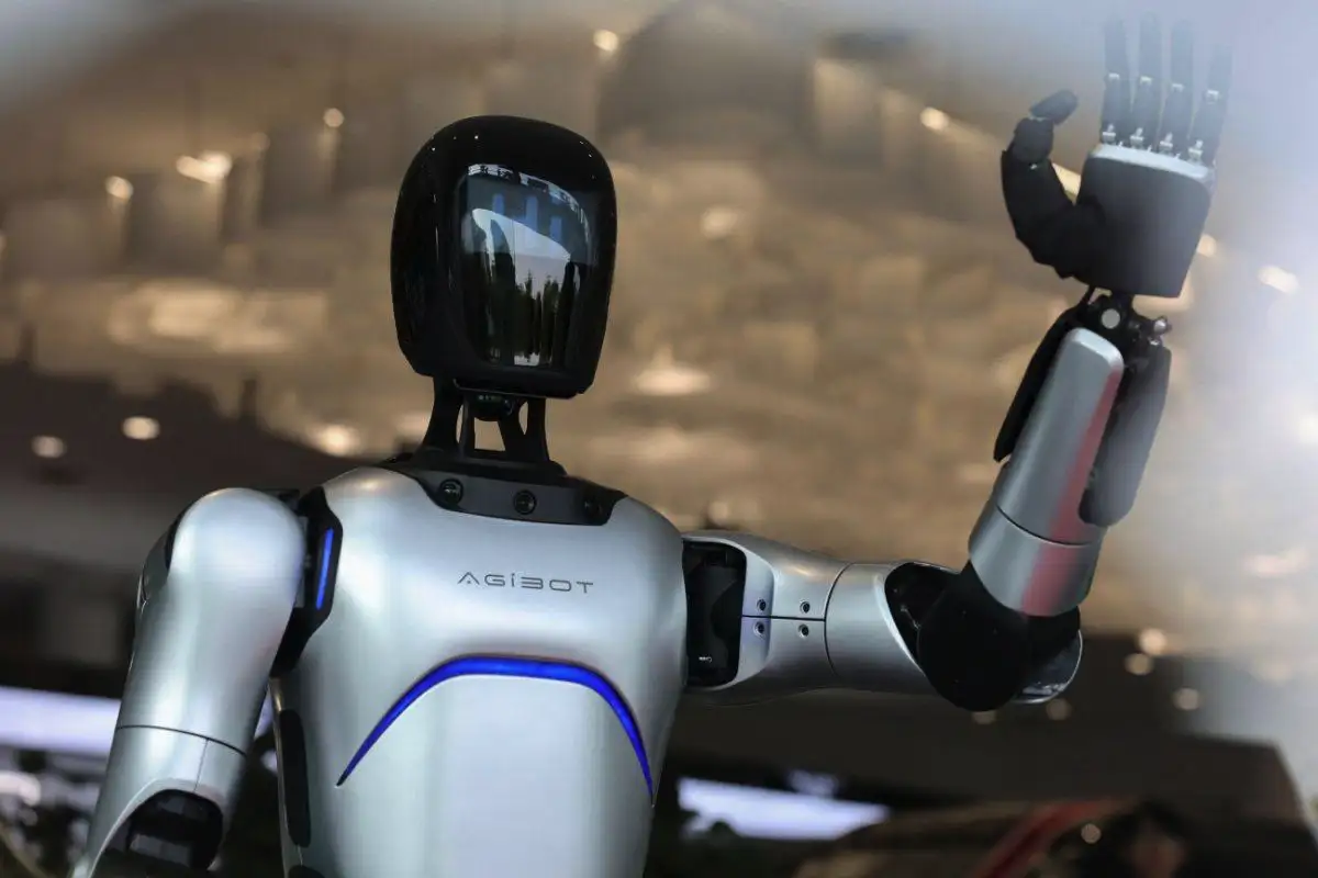 Kínai humanoid robot döntötte meg a világrekordot: 106 km gyaloglás megállás nélkül – és még poénkodott is a végén