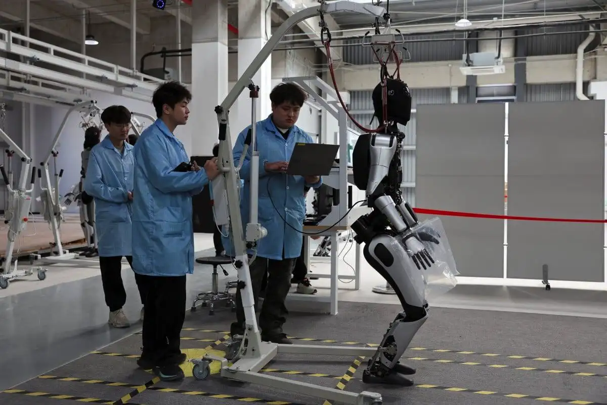 Kínai humanoid robot döntötte meg a világrekordot: 106 km gyaloglás megállás nélkül – és még poénkodott is a végén