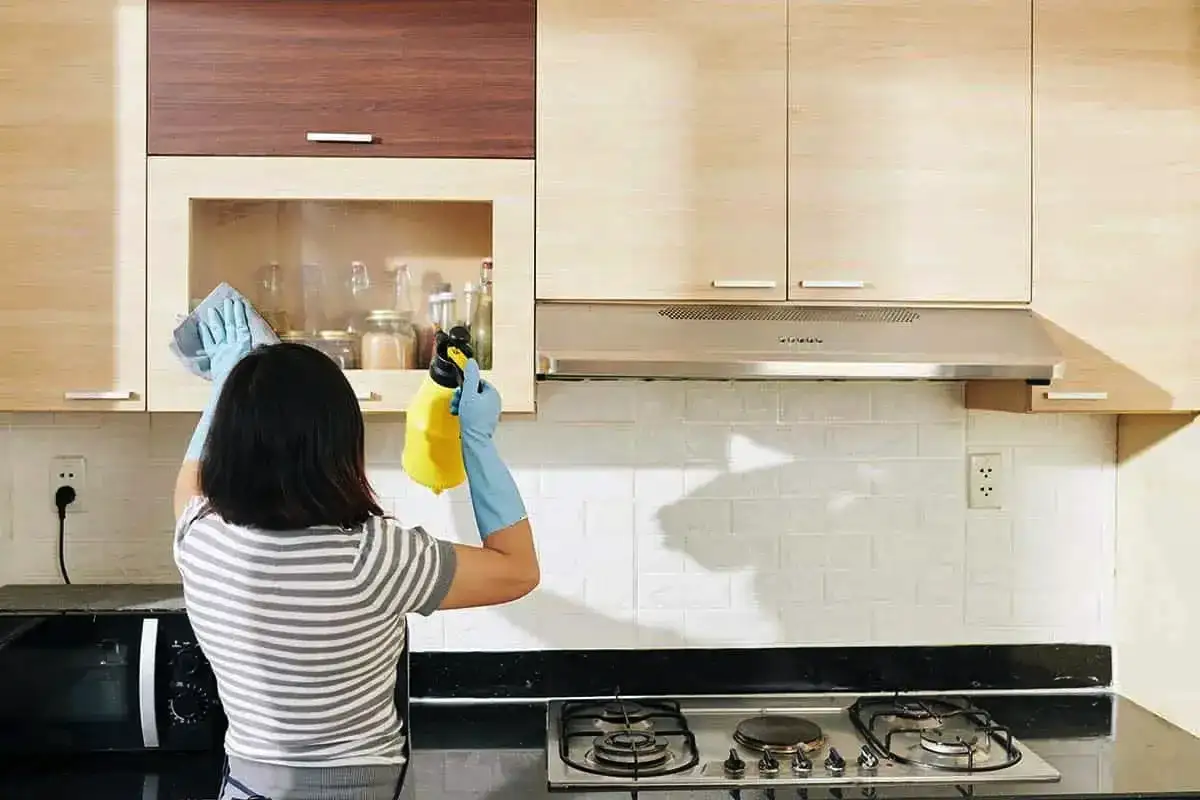 Ragacsos konyhai por rémálma vége: egy kanál ebből az olcsó cuccból, és 10 perc alatt tükörfényes minden