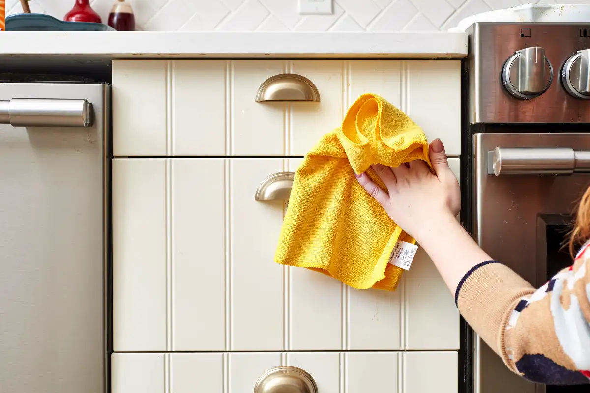 Ragacsos konyhai por rémálma vége: egy kanál ebből az olcsó cuccból, és 10 perc alatt tükörfényes minden