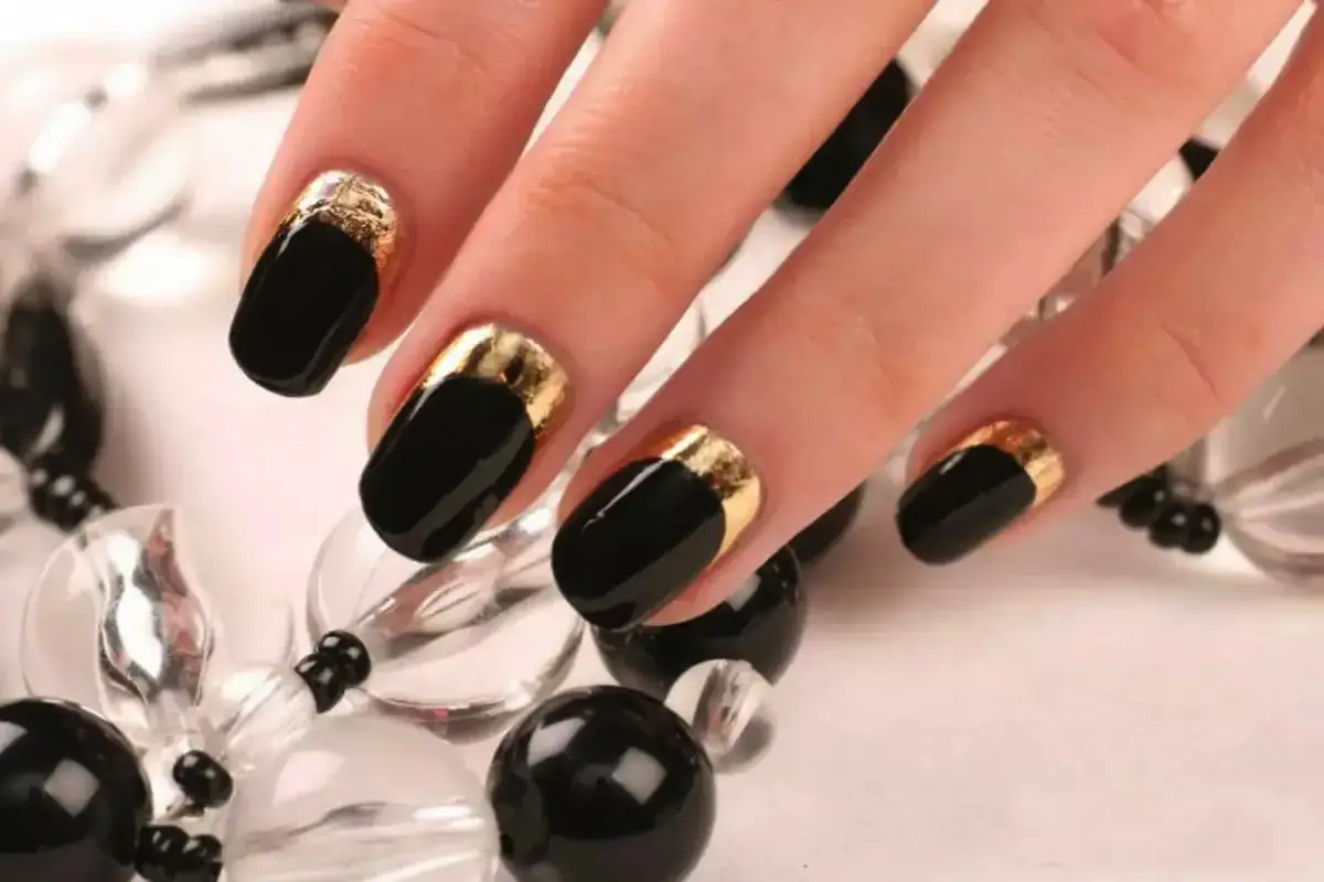 Ezüst, króm és csillagpor – a tél legvarázslatosabb körmei, amiktől nem tudod majd levenni a szemed