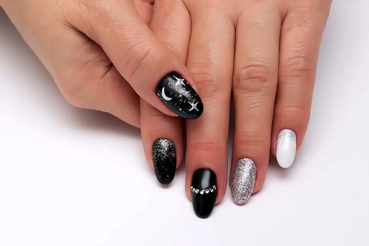 Ezüst, króm és csillagpor – a tél legvarázslatosabb körmei, amiktől nem tudod majd levenni a szemed