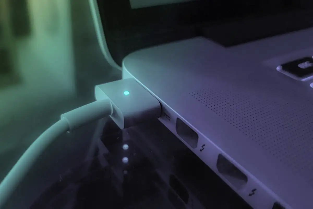 Laptop mindig töltőn: szakértők szerint oké – de hő és terhelés számít