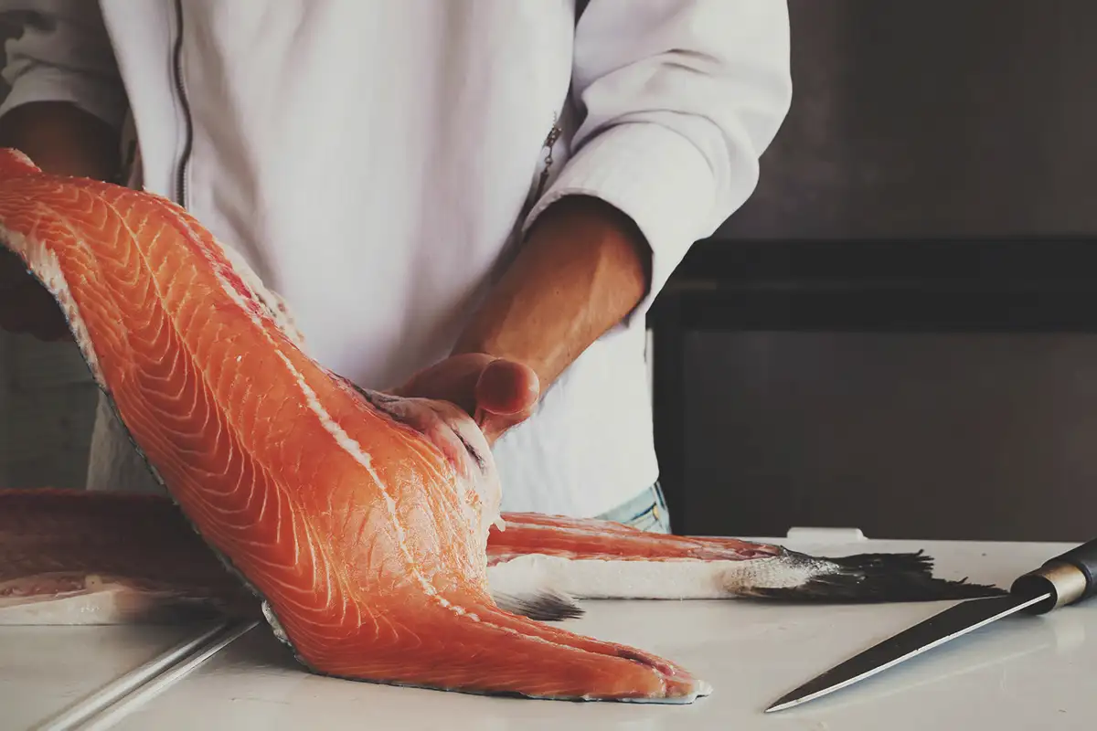 A japán séfek egyetlen titka: így lesz tükörsimán vékony minden lazacszeleted