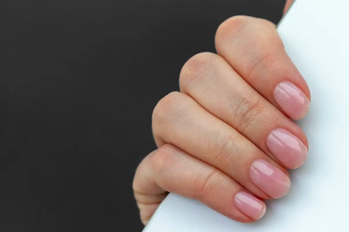 Elég a gél lakkból: 2026-ben a természetes manikűr tényleg meggyógyítja a körmöt