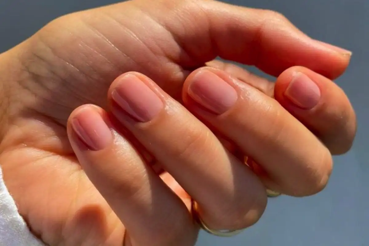 Elég a gél lakkból: 2026-ben a természetes manikűr tényleg meggyógyítja a körmöt