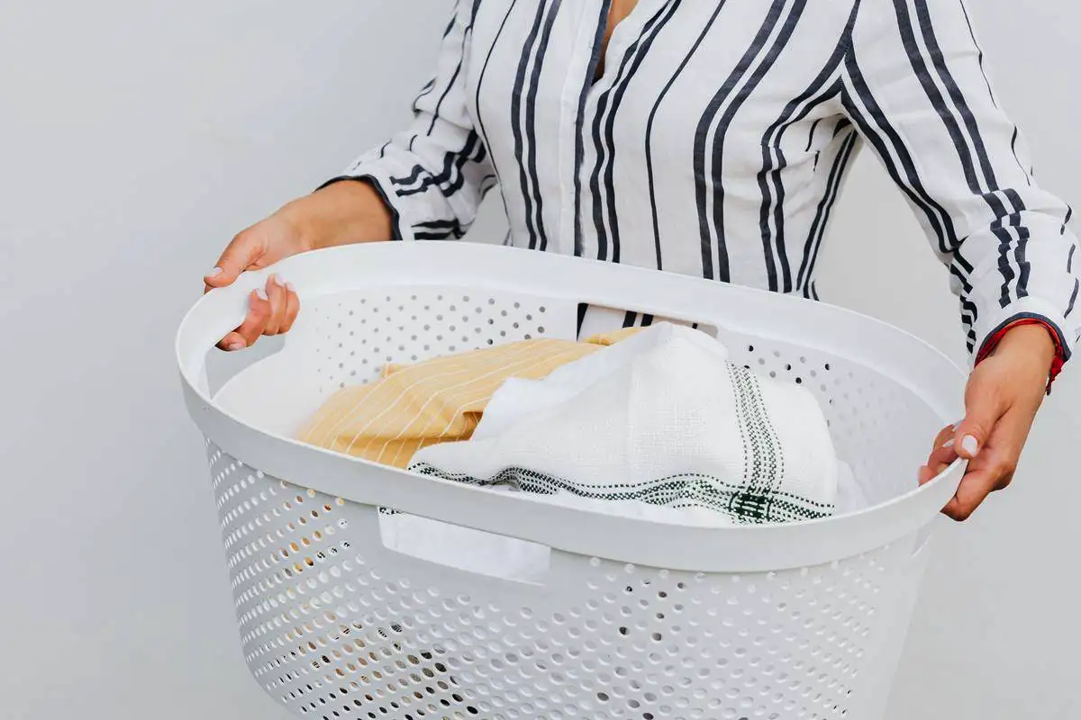 Hogyan maradjon a ruhád hetekig mosógép-friss illatú – egész télen át