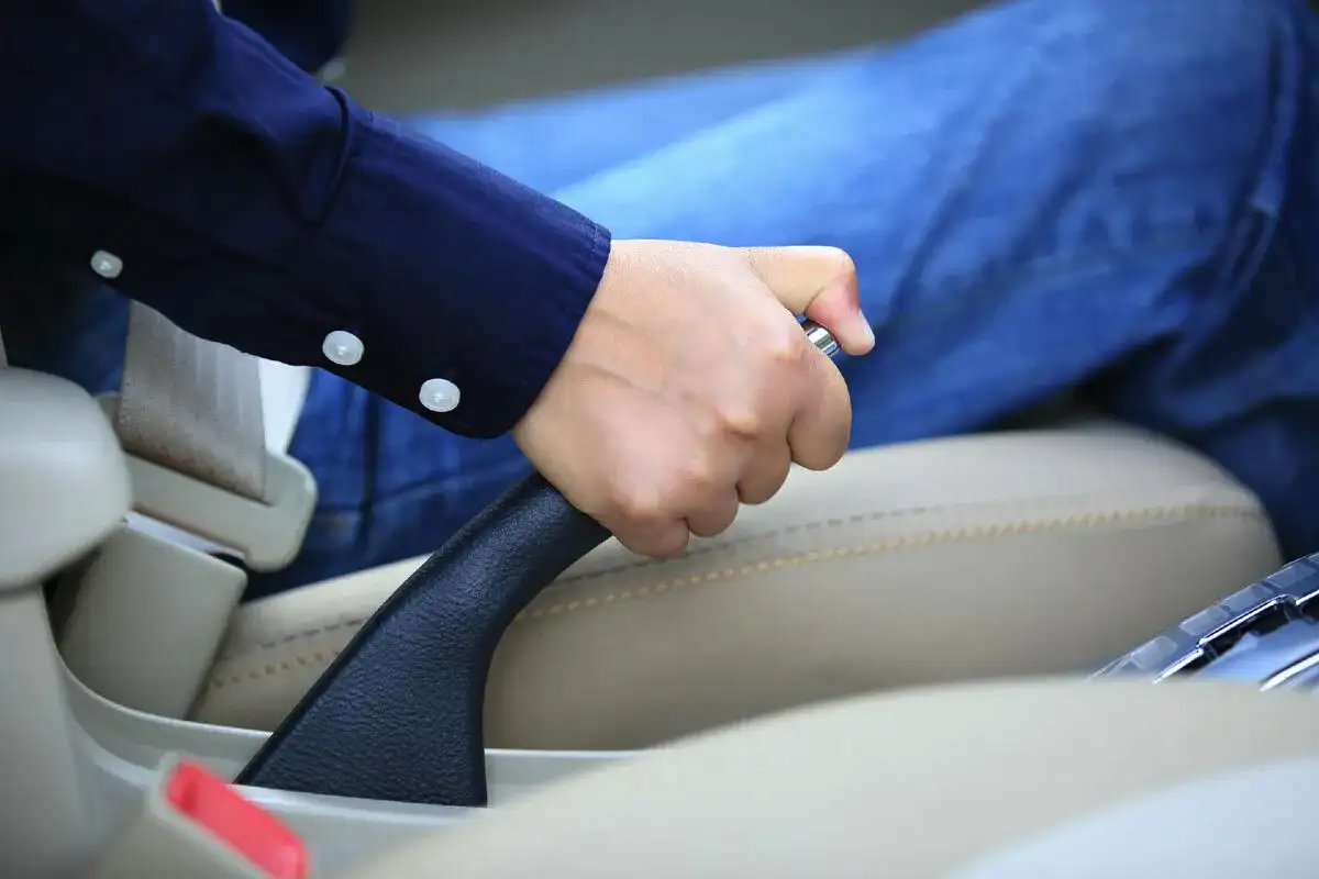 Hogyan állítsd meg az autót, ha hirtelen meghibásodnak a fékek: biztonságos módszer