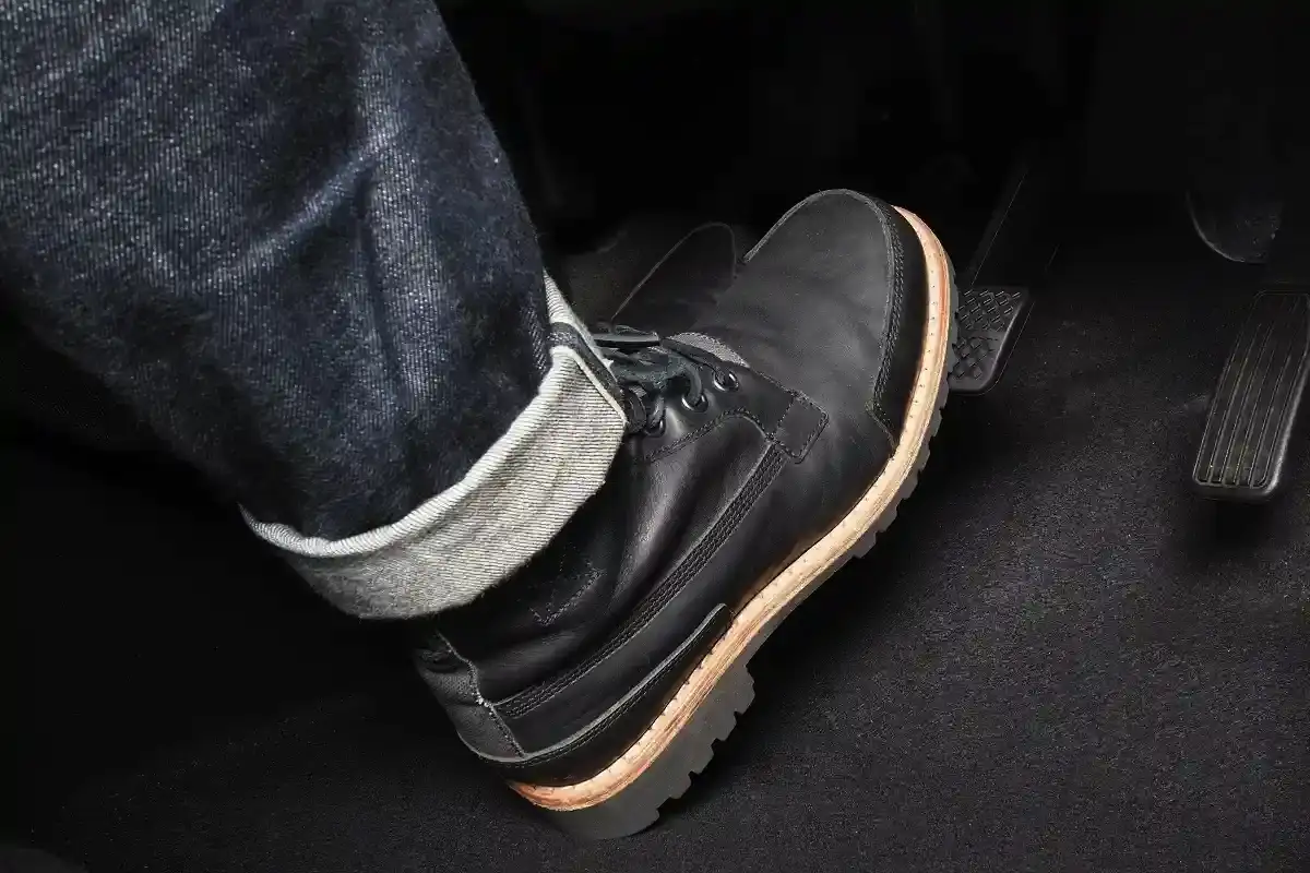 Hogyan állítsd meg az autót, ha hirtelen meghibásodnak a fékek: biztonságos módszer