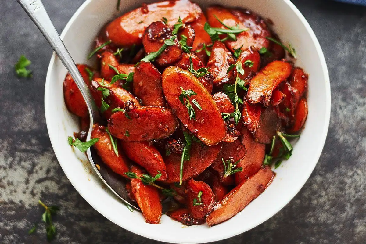 Felejtsd el a krumplit – mézes-rozmaringos sült répa, amitől mindenki repetázni fog