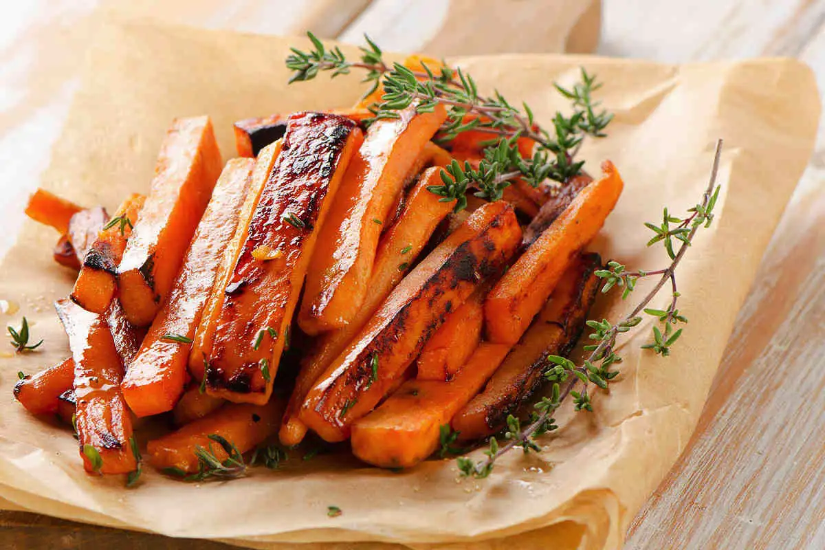 Felejtsd el a krumplit – mézes-rozmaringos sült répa, amitől mindenki repetázni fog