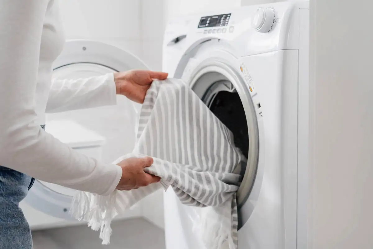 Hogyan mosd ki a zuhanyfüggönyt a penésztől: profi takarító titkai!