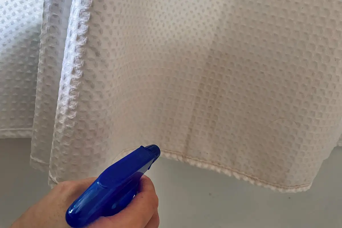 Hogyan mosd ki a zuhanyfüggönyt a penésztől: profi takarító titkai!