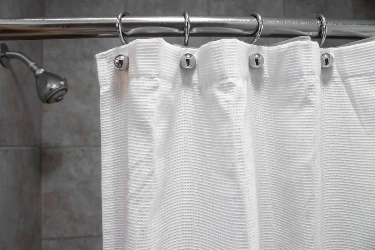 Hogyan mosd ki a zuhanyfüggönyt a penésztől: profi takarító titkai!