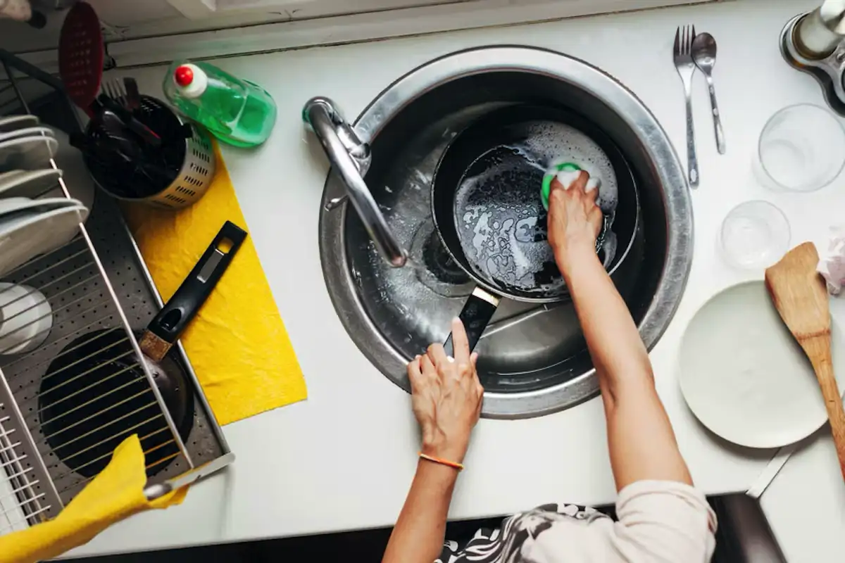 Mosogatógépben vagy kézzel a csap alatt: melyik a takarékosabb?