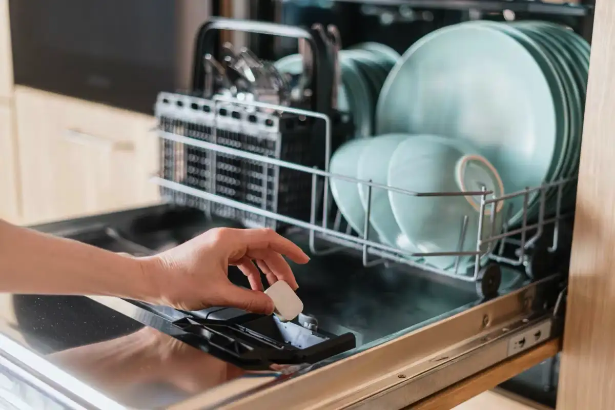 Mosogatógépben vagy kézzel a csap alatt: melyik a takarékosabb?
