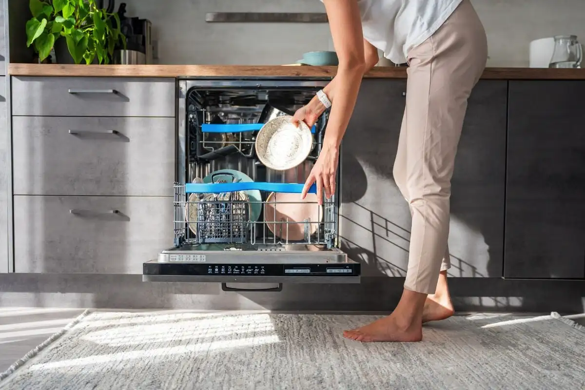 Mosogatógépben vagy kézzel a csap alatt: melyik a takarékosabb?