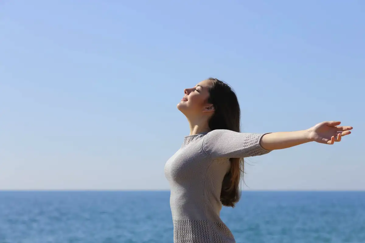 Egy egyszerű mozdulat, ami természetesen csökkenti a nyomást és a stresszt – próbáld ki most!