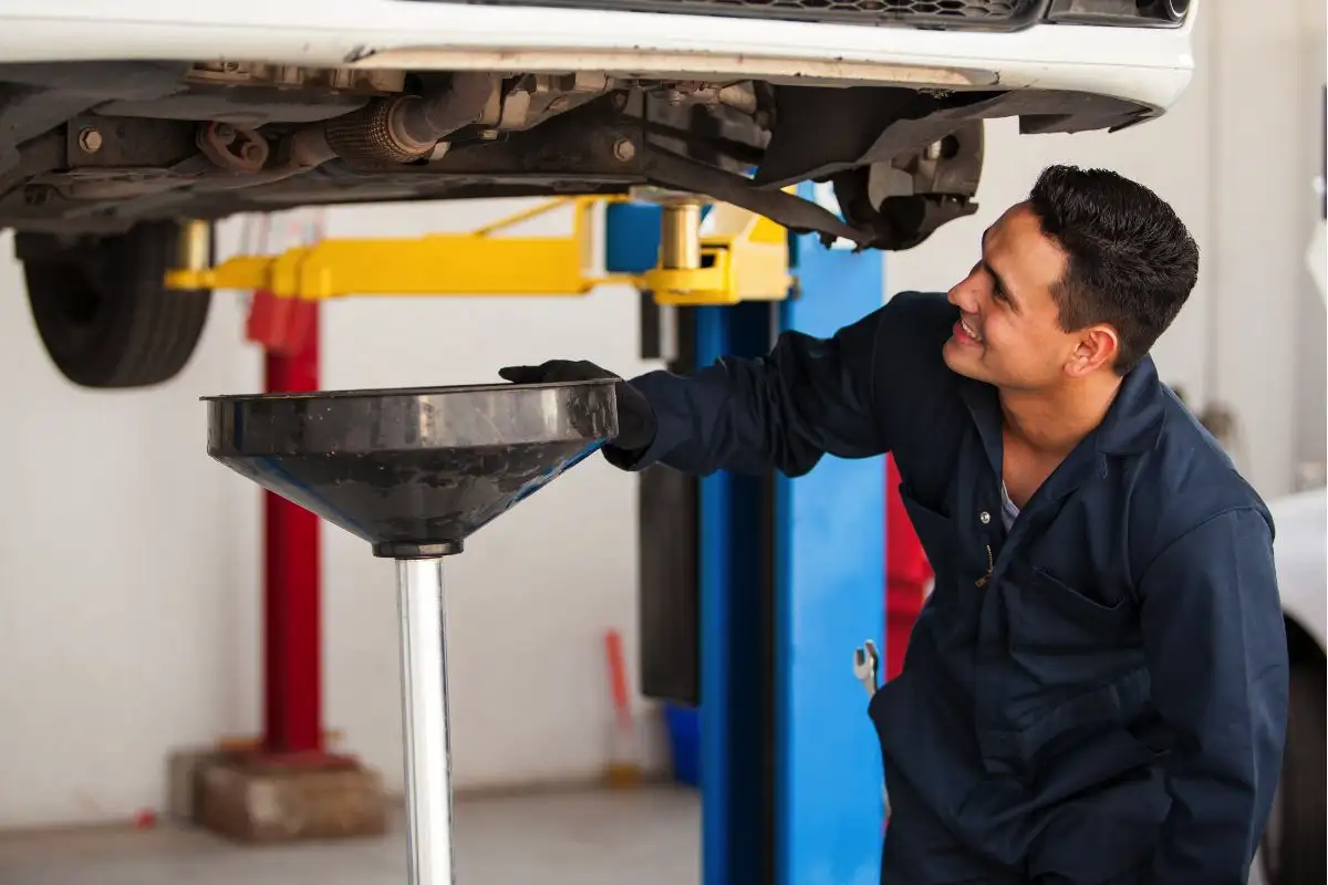 Mítosz: minél gyakrabban cseréled az olajat, annál jobb – miért pazarlod a pénzt hiába?