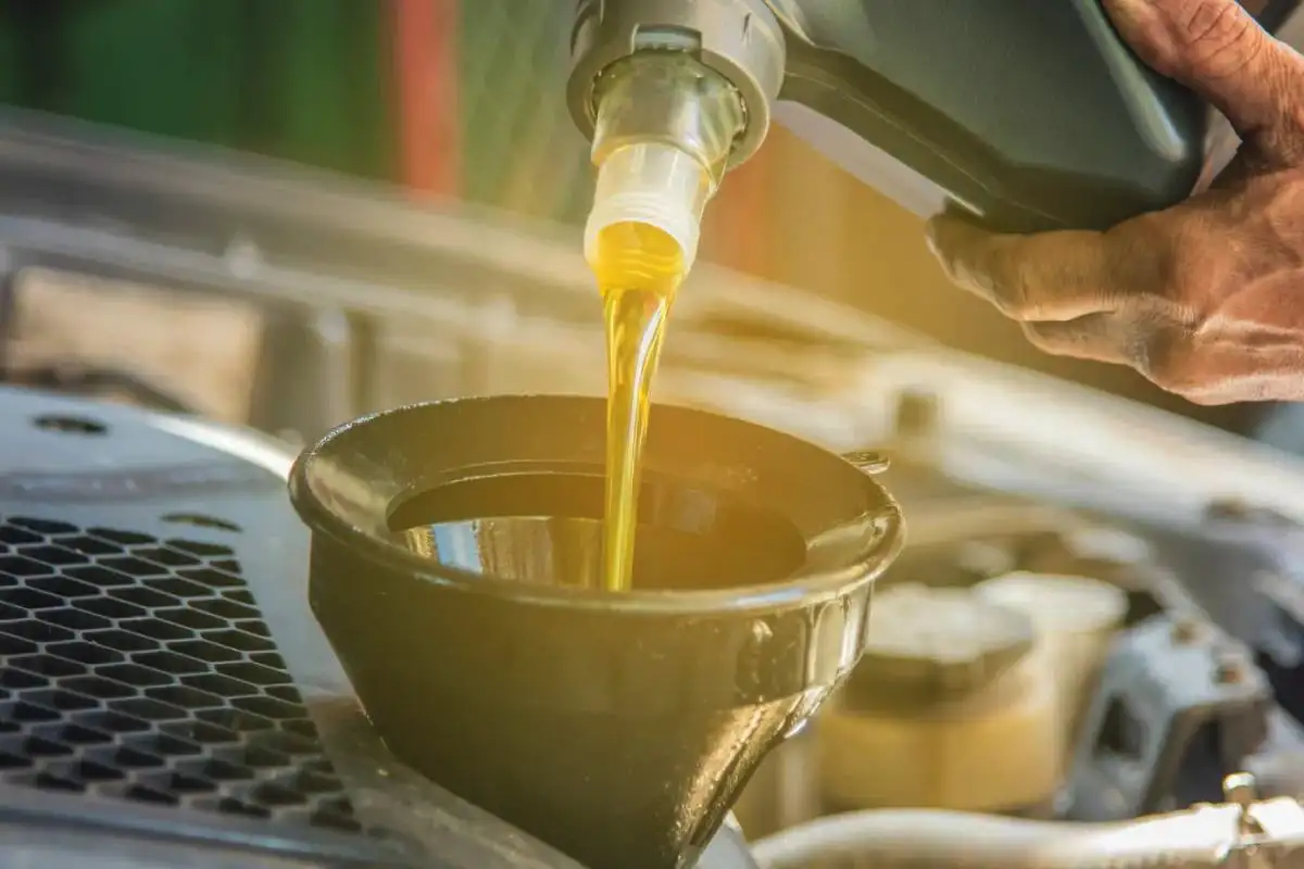 Mítosz: minél gyakrabban cseréled az olajat, annál jobb – miért pazarlod a pénzt hiába?