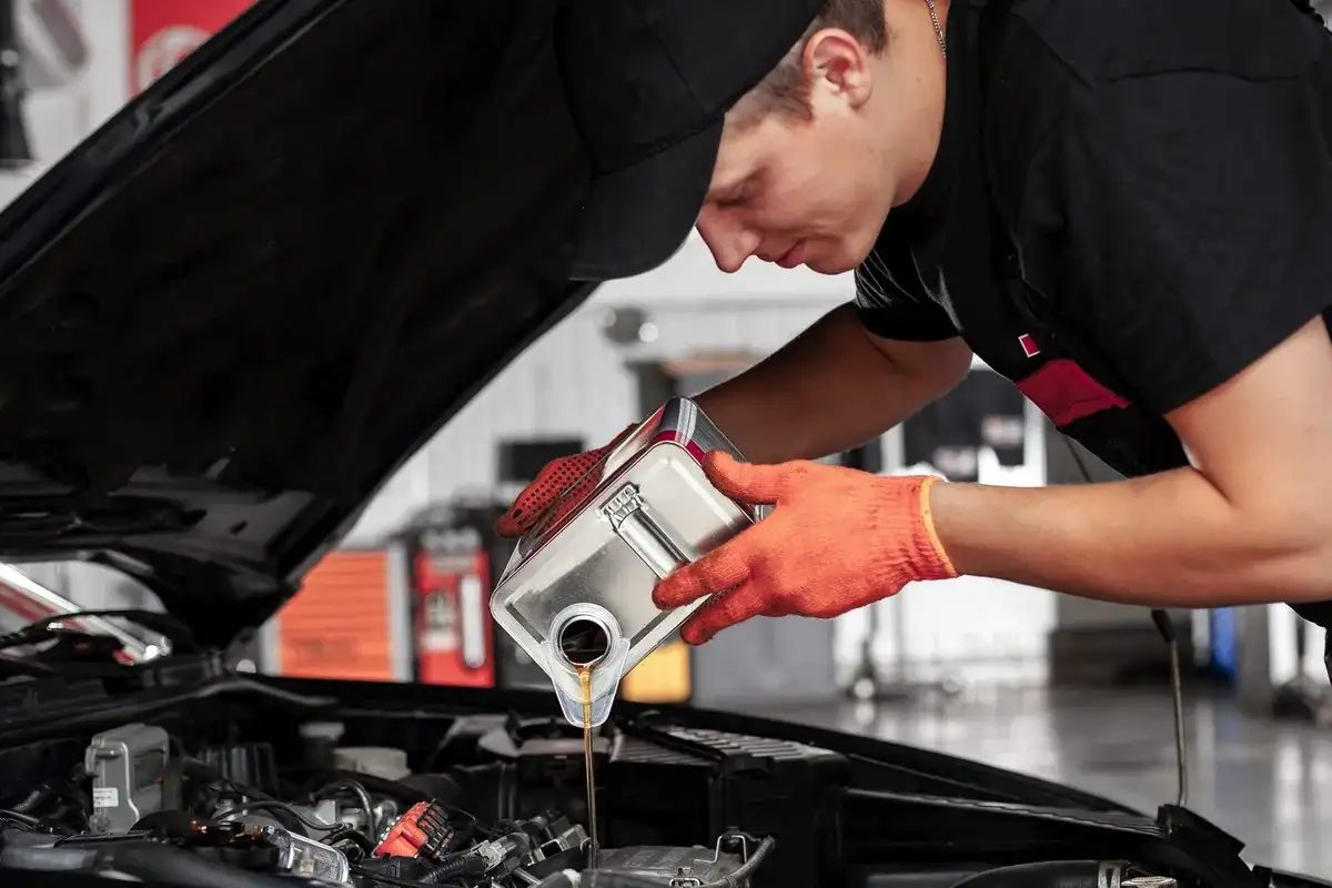 Mítosz: minél gyakrabban cseréled az olajat, annál jobb – miért pazarlod a pénzt hiába?