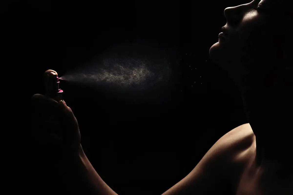 Egy fújás, és otthon vagy – miért gyógyít a kedvenc parfümöd jobban, mint bármi más