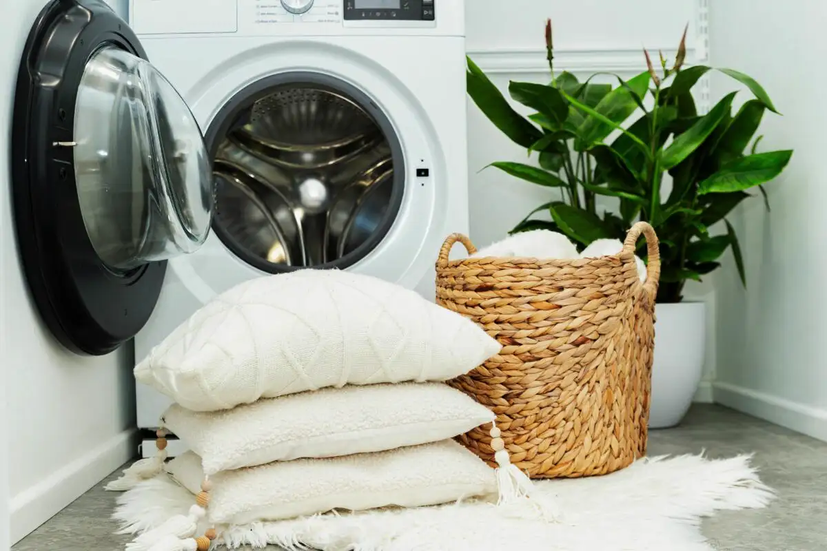 Hogyan mosd a párnákat, és hogyan tüntesd el a sárga foltokat?