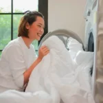 Pehelypaplan otthoni mosása – így lesz újra hófehér és szagtalan, akár egy új