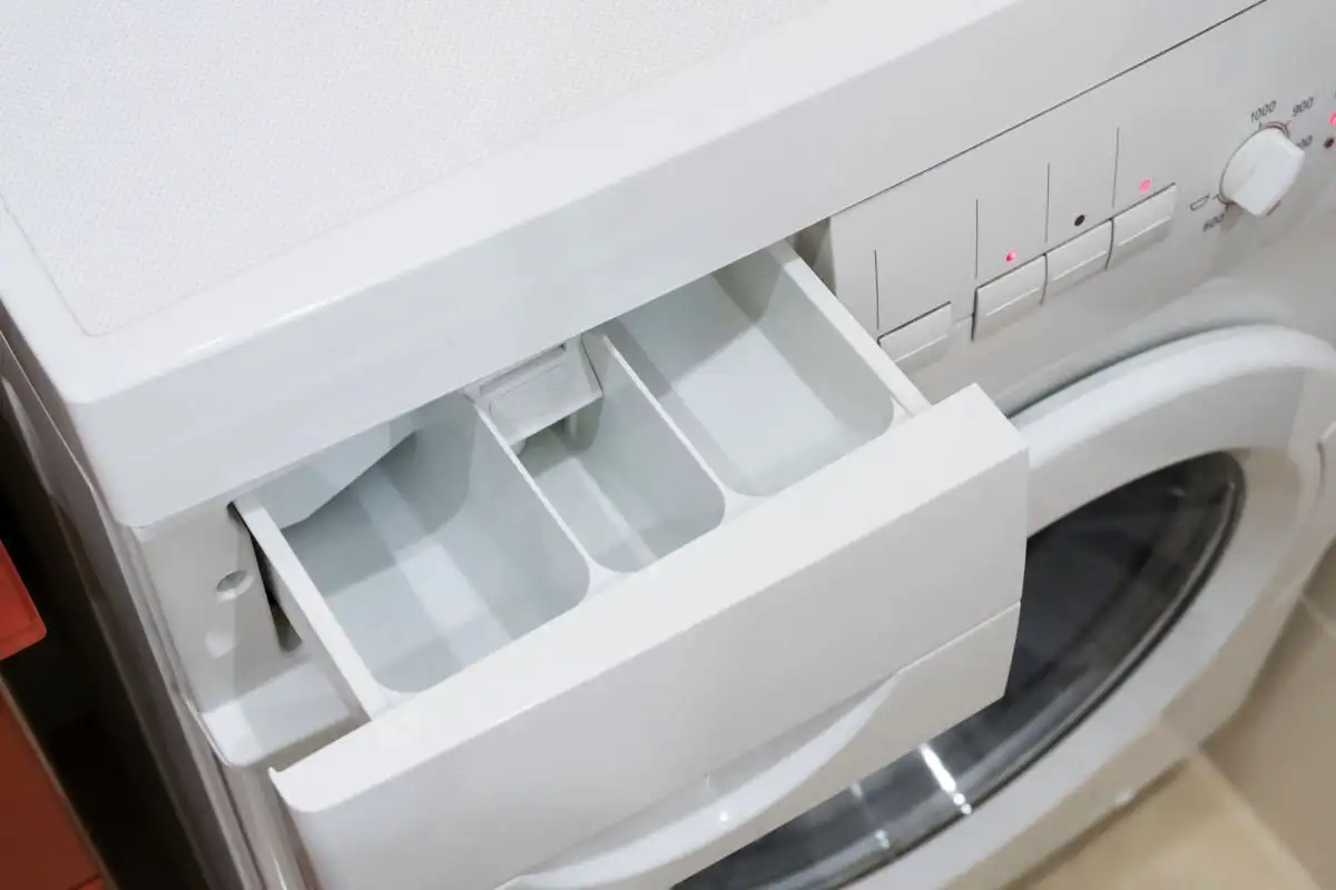 Fekete penész-darabokban ömlik ki a mosógépből – 20 perc, és új korában tiszta lesz