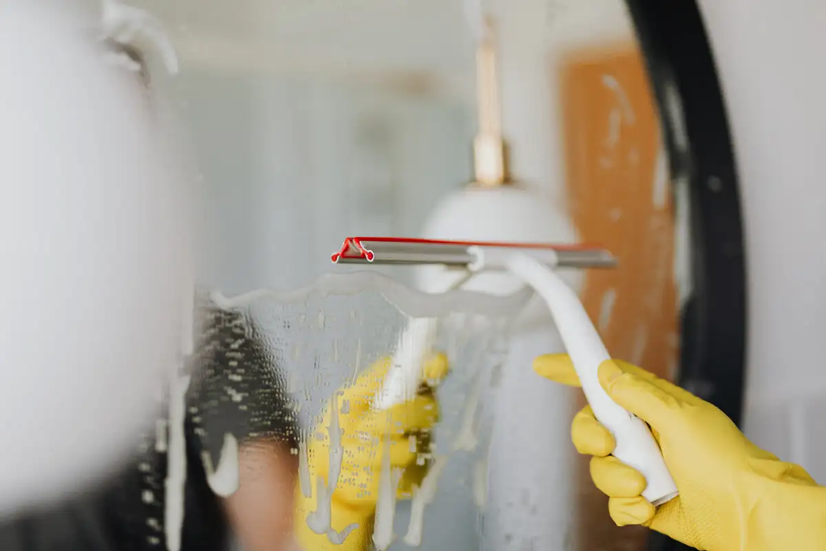 Egyszerű módszer a penész elkerülésére a fürdőben – próbáld ki ma este, és búcsúzz a dohos foltoktól!