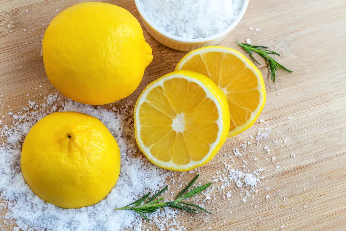 Rozsdaeltávolítás 2 hozzávalóval: só + citrom – csempe és fém ragyog újra