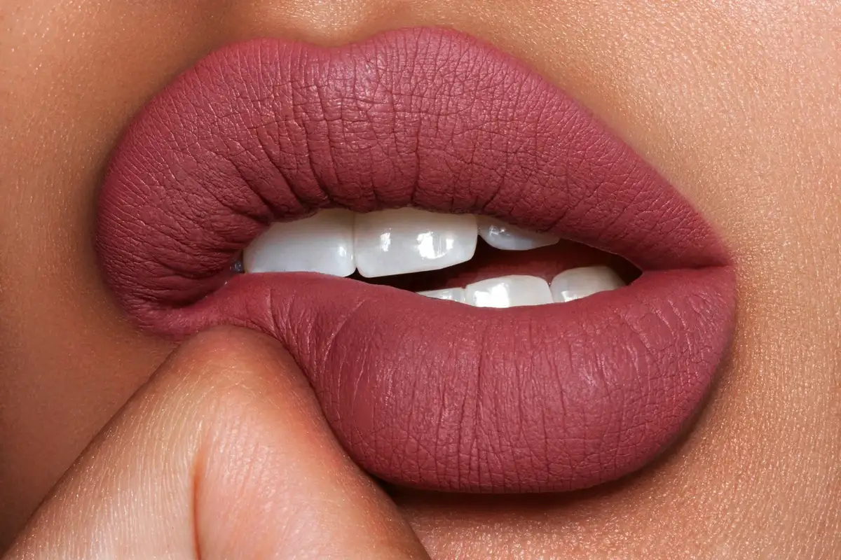 4 rúzsárnyalat, ami fiatalít és eltünteti a fáradtságot az arcról