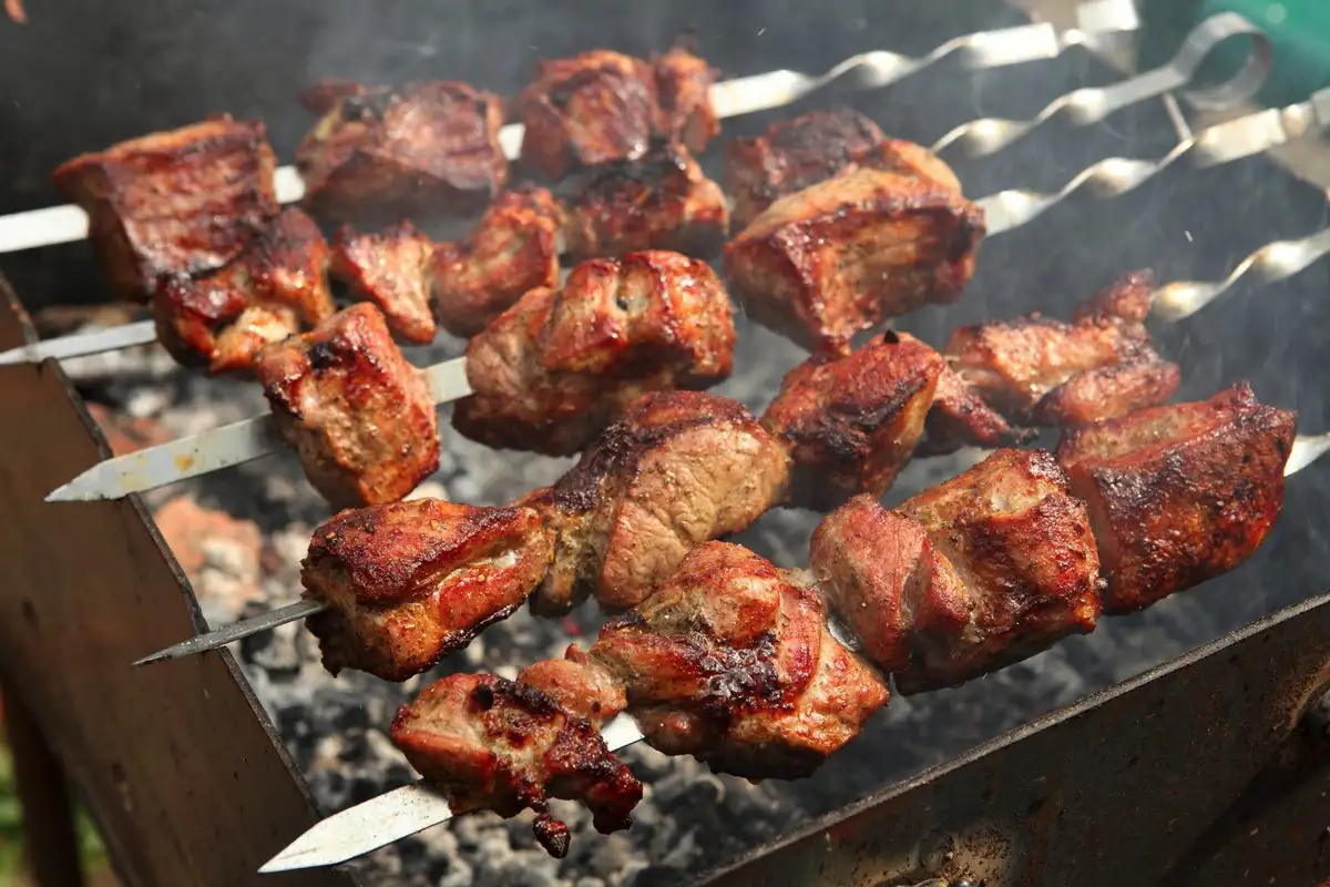 5 titok a szaftos és finom saslikhoz – bónusz: 4 marinád recept különböző húsokhoz!