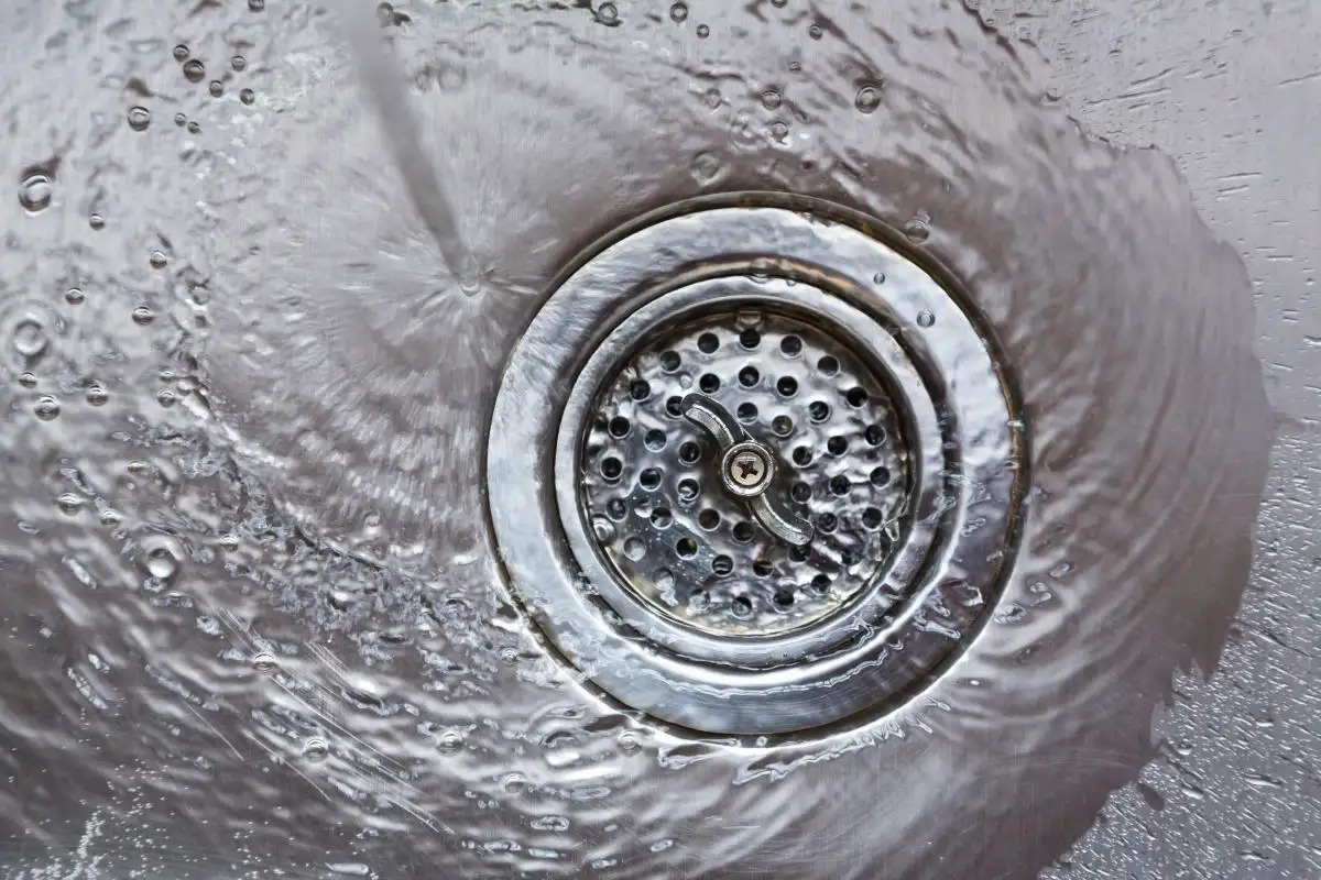 7 dolog, amit SOHA ne önts a mosdóba, mert a csöveid örökre búcsút intenek