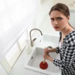 7 dolog, amit SOHA ne önts a mosdóba, mert a csöveid örökre búcsút intenek