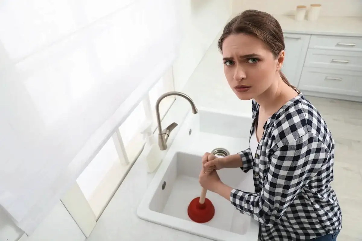 7 dolog, amit SOHA ne önts a mosdóba, mert a csöveid örökre búcsút intenek