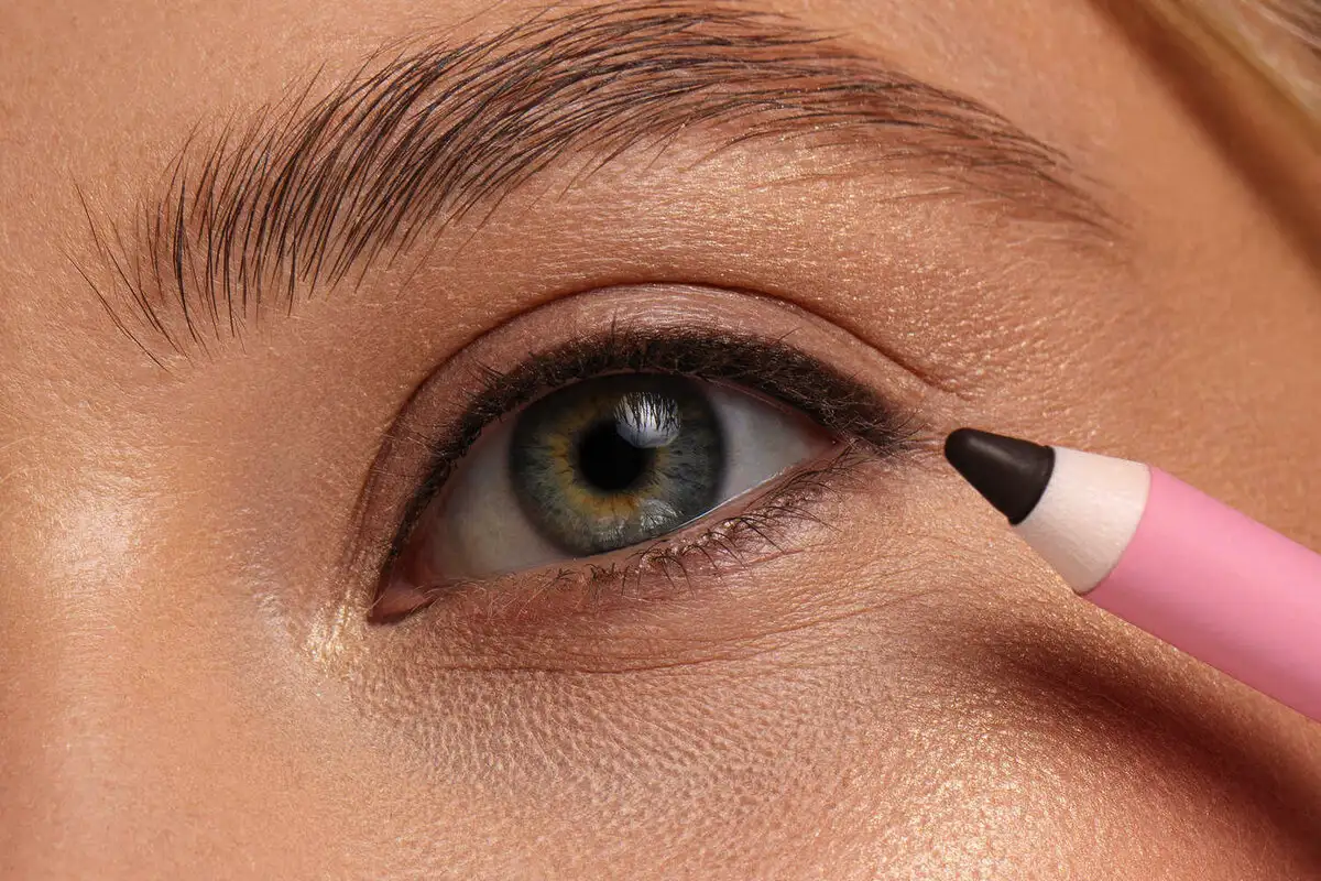 Fekete vagy barna: hogyan válassz tökéletes szemceruzát – lágy vagy drámai hatás!