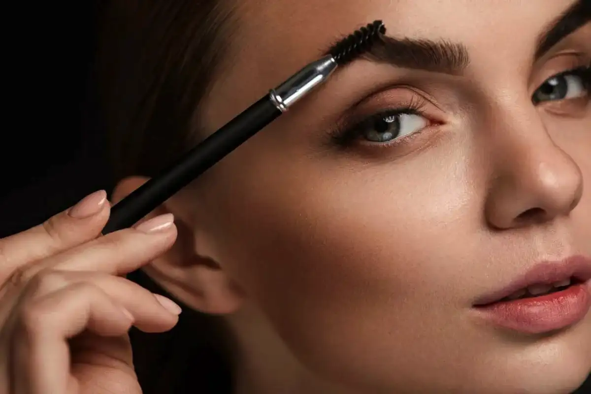 A szemöldökzselé, amitől kopasz leszel 30 évesen – ilyen címkéket kerülj el, ha nem akarod elveszíteni a fél szemöldököd