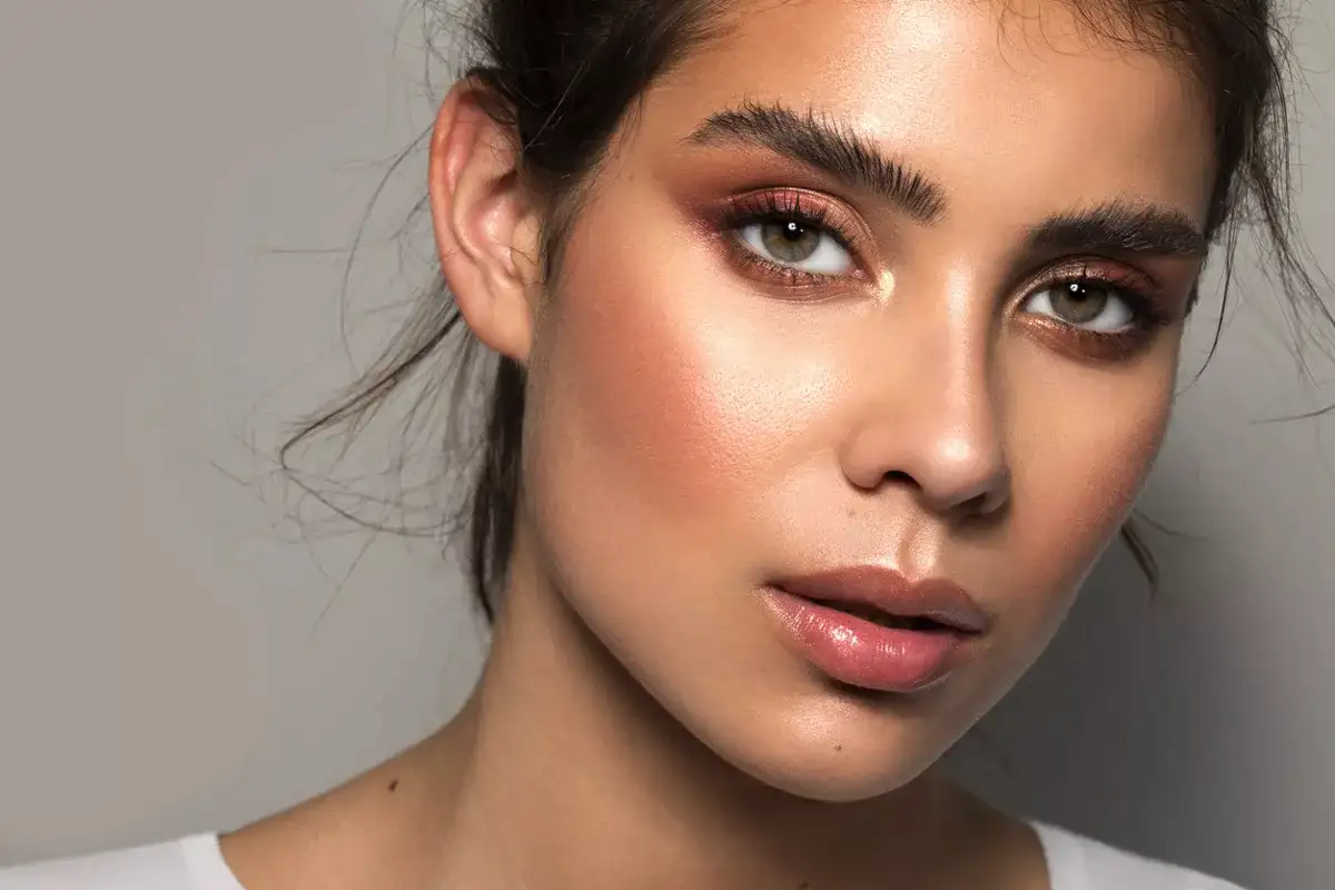 A szemöldökzselé, amitől kopasz leszel 30 évesen – ilyen címkéket kerülj el, ha nem akarod elveszíteni a fél szemöldököd