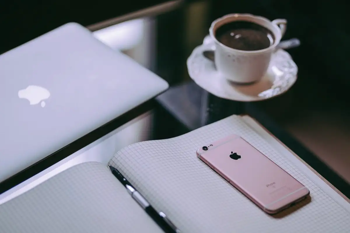 Miért tedd le a telefont képernyővel lefelé? 4 ok, amitől mostantól mindig így fogod