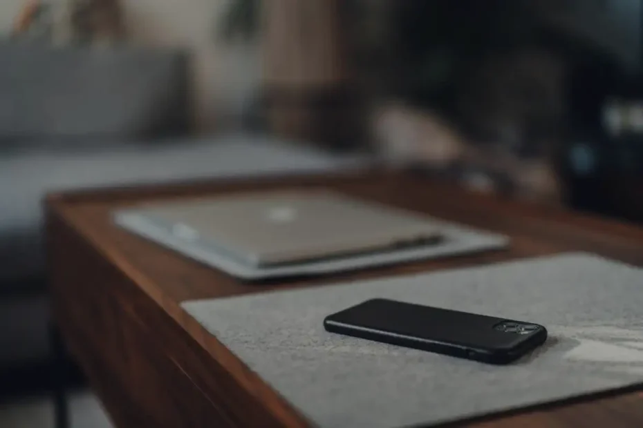 Miért tedd le a telefont képernyővel lefelé? 4 ok, amitől mostantól mindig így fogod