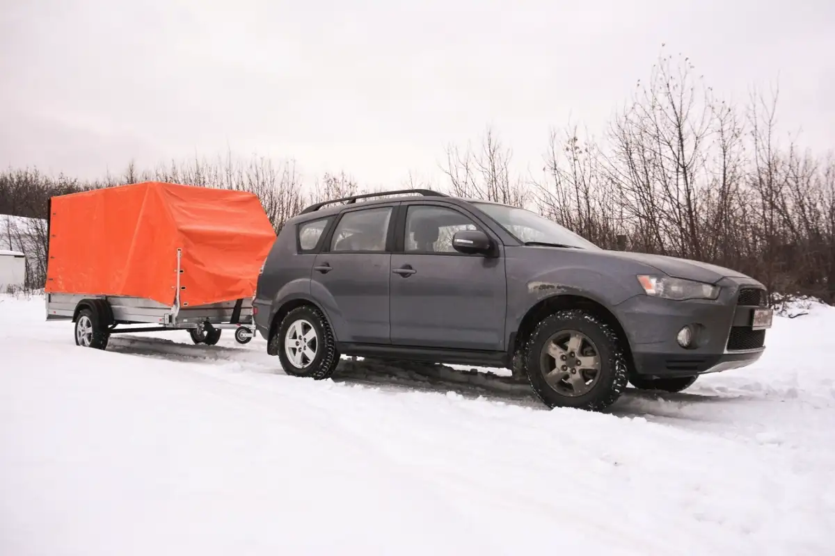 Így húzd télen utánfutót, hogy ne kelljen az árokban ébredni – a profik titkos szabályai