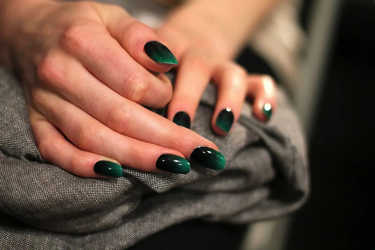 A 2026-os téli körömtrendek: 7 hangulatos árnyalat, ami mindenkit lenyűgöz