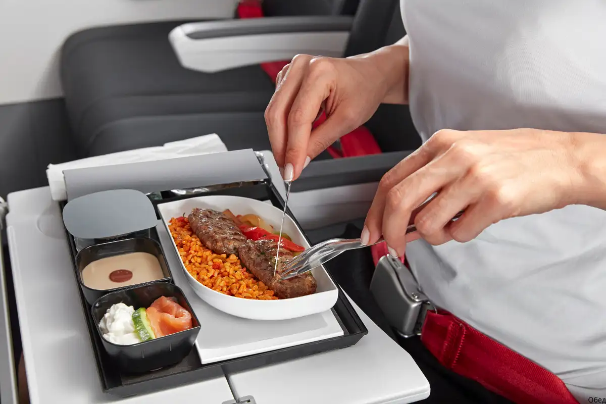 Mit ne egyél a repülőn: táplálkozási szakértők tippjei a kényelmes utazáshoz!
